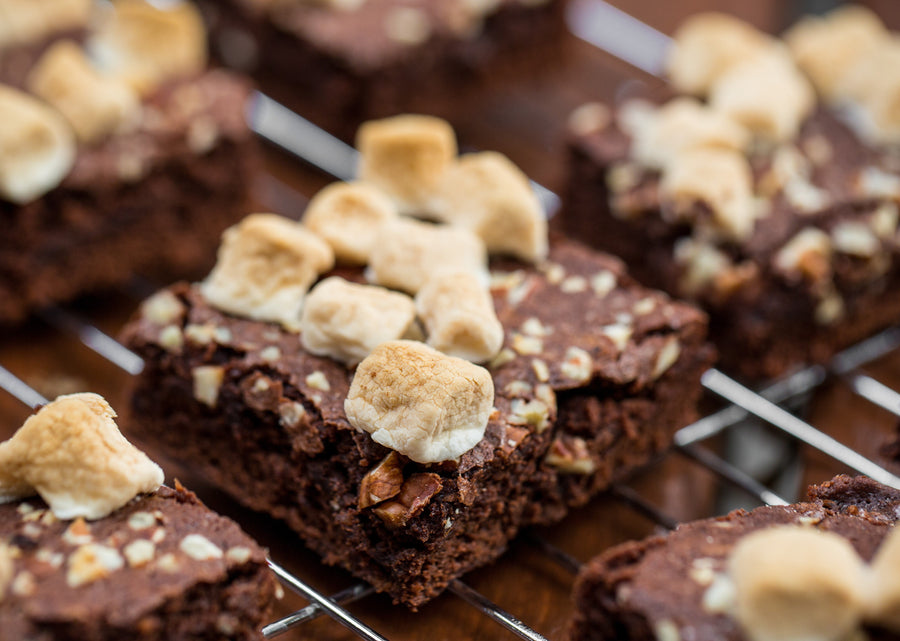 Brownie con Cerveza, Tocino y Bombones.