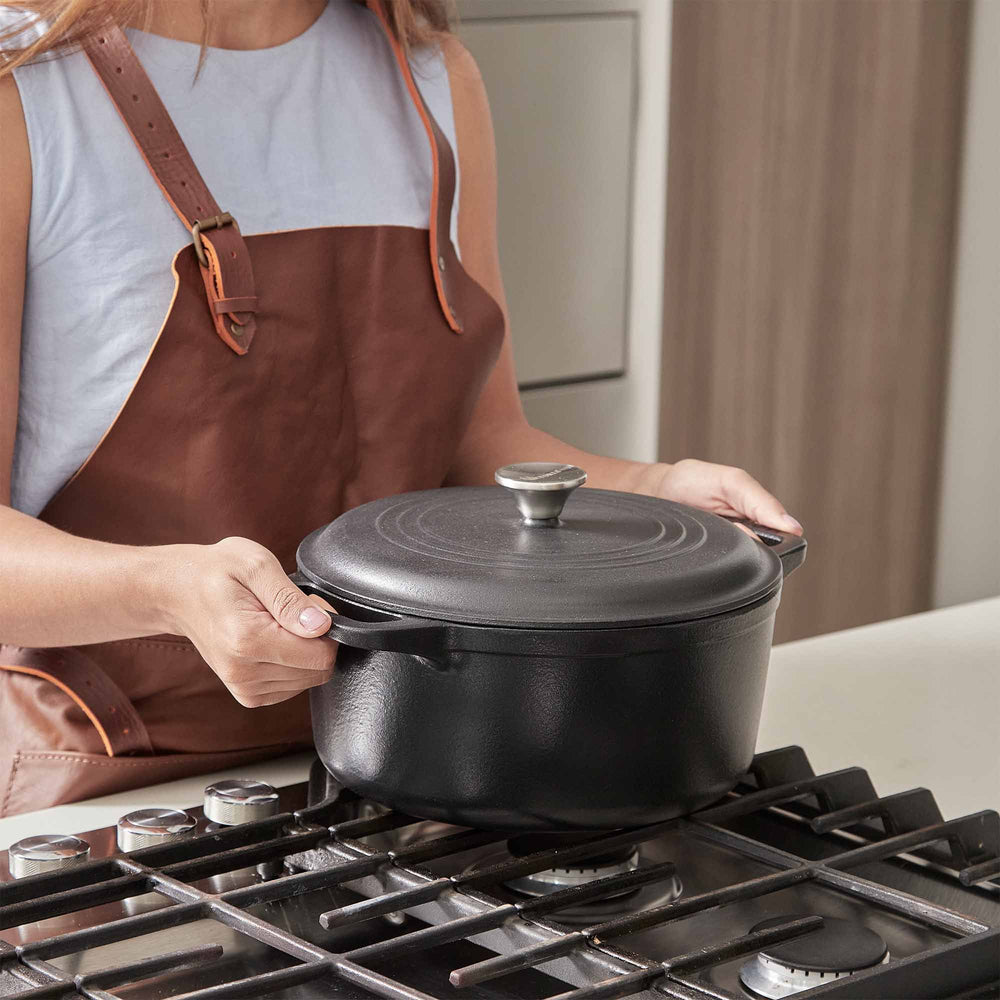 Olla dutch oven 5.7 L – hierro fundido esmaltado + malla limpiadora